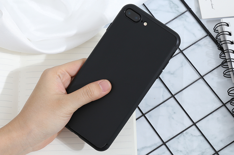 Ốp lưng iPhone 7/8+ nhựa dẻo Matte solid OSMIA Đen chính hãng