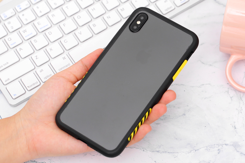 Ốp lưng iPhone XS Max Nhựa cứng viền dẻo Durame JM Viền đen vàng chính hãng
