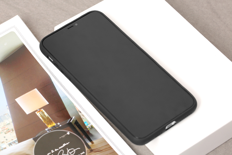 Ốp lưng iPhone 11 Pro Max Nhựa dẻo Bistich case JM Đen